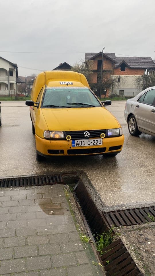 Volkswagen Caddy 2000 Teslić 1